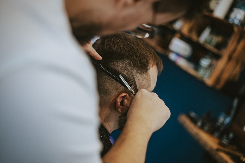 Barber la lucru în salonul Men Style